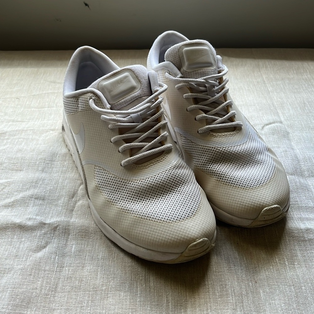 White Nike trainers size 8 ish women’s
